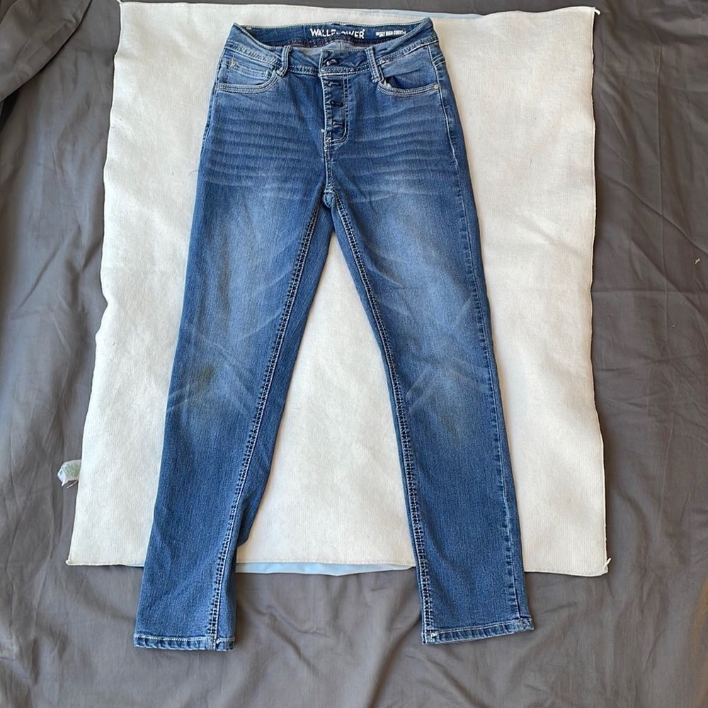 Wallflower blue jeans the sky high curvy fit button fly size 1